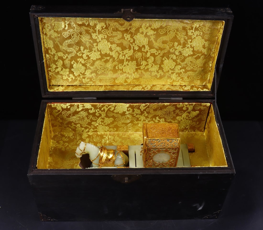 An Exquisite White Jade Cover with Gold Carriage Ornament: An Exquisite White Jade Cover with Gold Carriage Ornament Qing Dynasty, China Size:5.5inx10.2inx3.9in