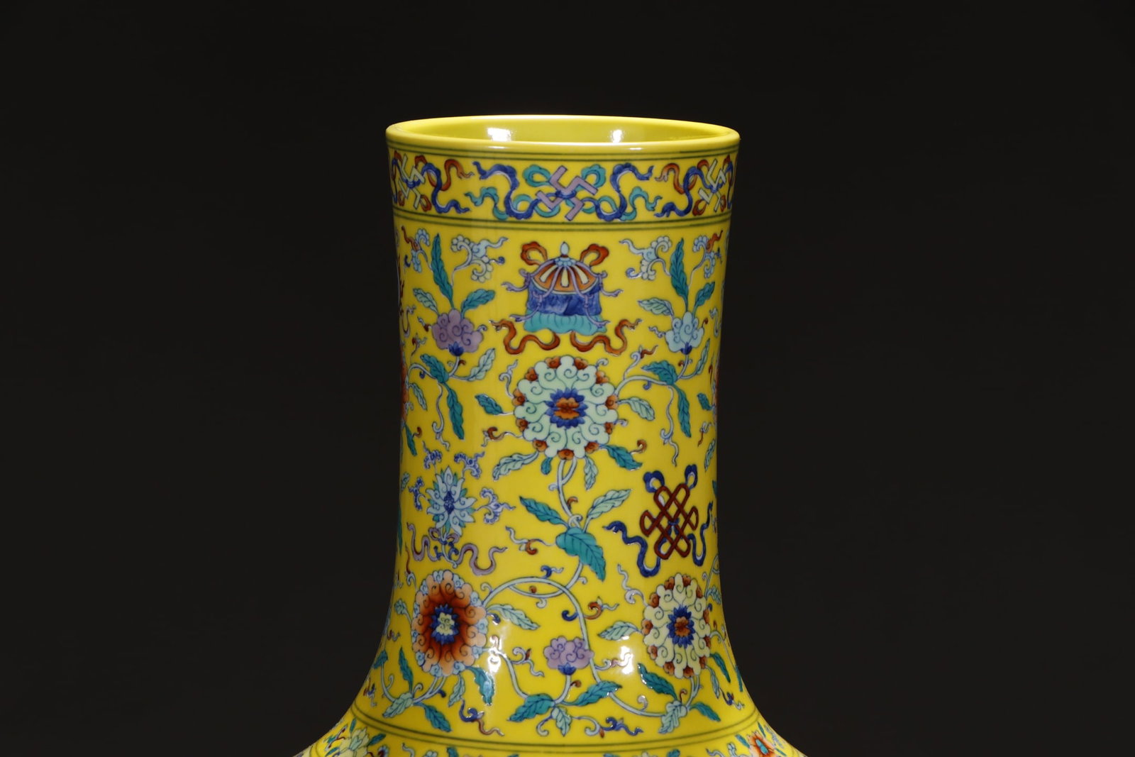 An Exquisite Doucai Lotus Pattern Eight Treasures Pattern Vase - 2