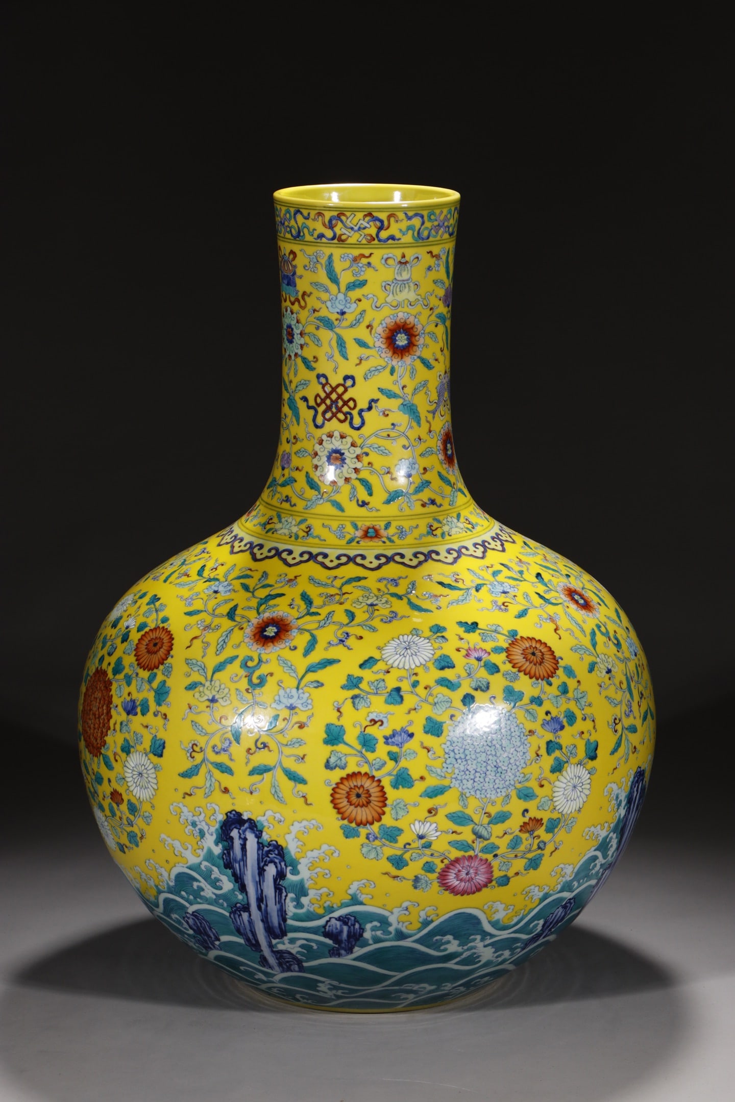 An Exquisite Doucai Lotus Pattern Eight Treasures Pattern Vase - 4