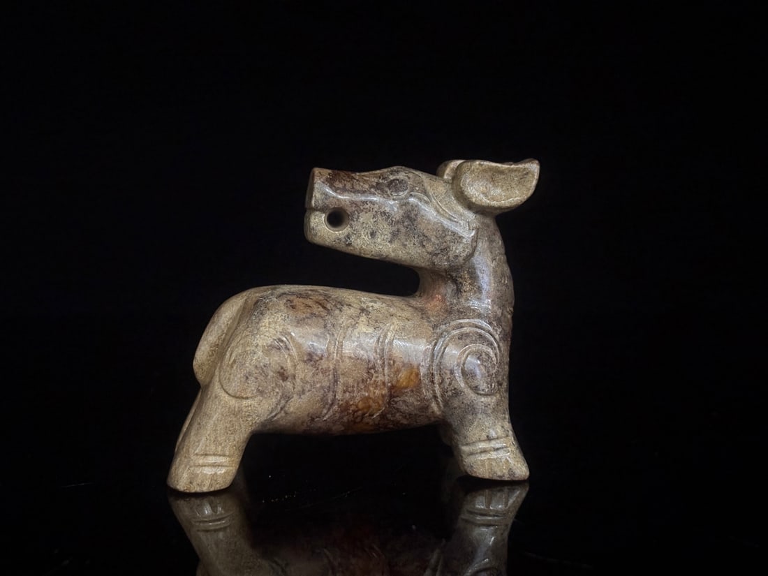An Exquisite White Jade Auspicious Beast: An Exquisite White Jade Auspicious Beast Han Dynasty, China Size:2.1inx2.4inx1.3in Weight:118g白玉瑞兽 中国汉代 Size:5.3cmx6.0cmx3.2cm Weight:118g