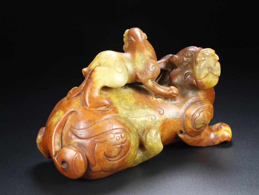 An Exquisite White Jade Auspicious Beast Ornament: An Exquisite White Jade Auspicious Beast Ornament Han Dynasty, China Size:4.7inx7.9inx3.7in Weight:2.291kg白玉子母兽 中国汉代