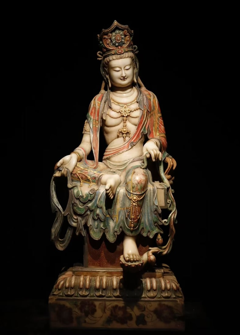 A Exquisite Marble Statue of Avalokitesvara Ornament: A Exquisite Marble Statue of Avalokitesvara Ornament Tang Dynasty, China Size:55.1inx23.6inx19.3in汉白玉彩绘大观音 中国唐代
