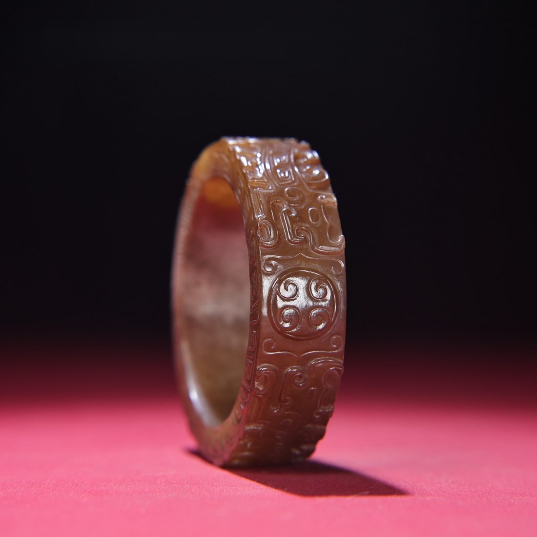 An Exquisite White Jade Dragon Pattern Bracelets: An Exquisite White Jade Dragon Pattern Bracelets Han Dynasty, China Size:3.1inx0.8inx2.4in Weight:126g白玉镯子 中国汉代 Size:7.9cmx2cmx6cm Weight:126g