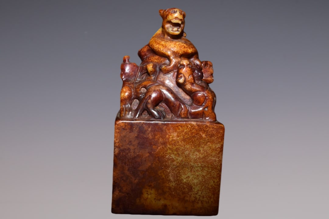 An Exquisite White Jade Auspicious Beast Seal: An Exquisite White Jade Auspicious Beast Seal Han Dynasty, China Size:7.9inx4.1in Weight:3.76kg白玉瑞兽印章 中国汉代 Size:20cmx10.5cm