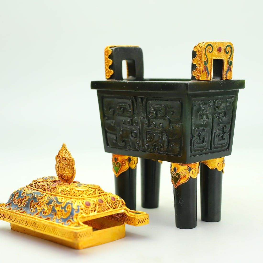 An Exquisite Jasper Cover with Gold Beast-Face Pattern Censer Ornament - 4