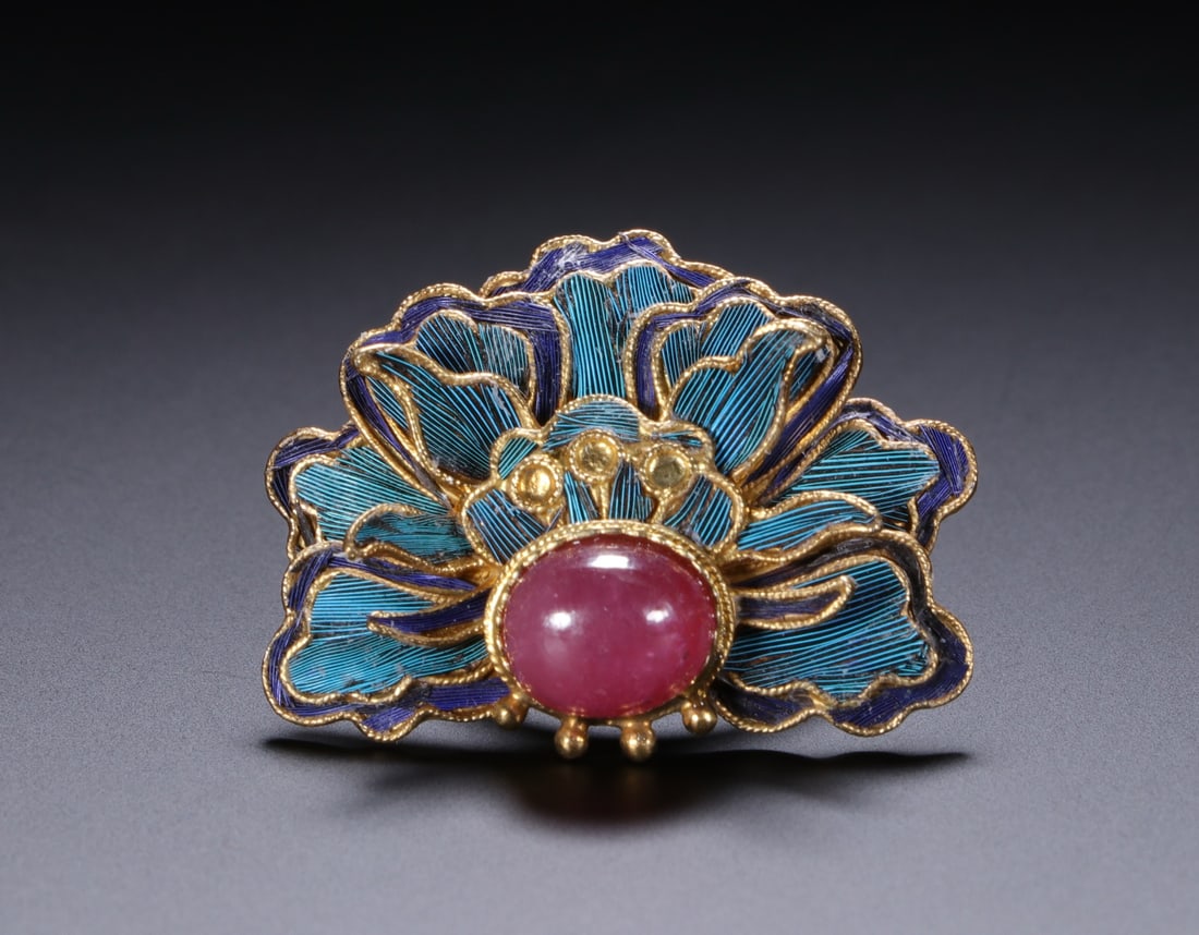 An Exquisite Gilt Bronze Inlaid Gems Ring: An Exquisite Gilt Bronze Inlaid Gems Ring Qing Dynasty, China Size:1.3inx0.9in铜鎏金嵌百宝牡丹戒指 中国清代