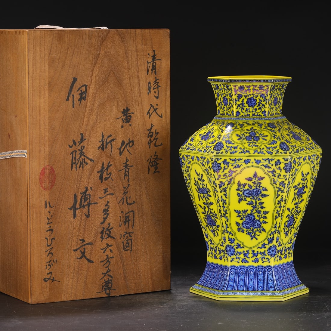 An Exquisite Blue and White Lotus Pattern Flower and Fruit Pattern Vase: An Exquisite Blue and White Lotus Pattern Flower and Fruit Pattern Vase Qing Dynasty, China Qianlong Six-character Mark