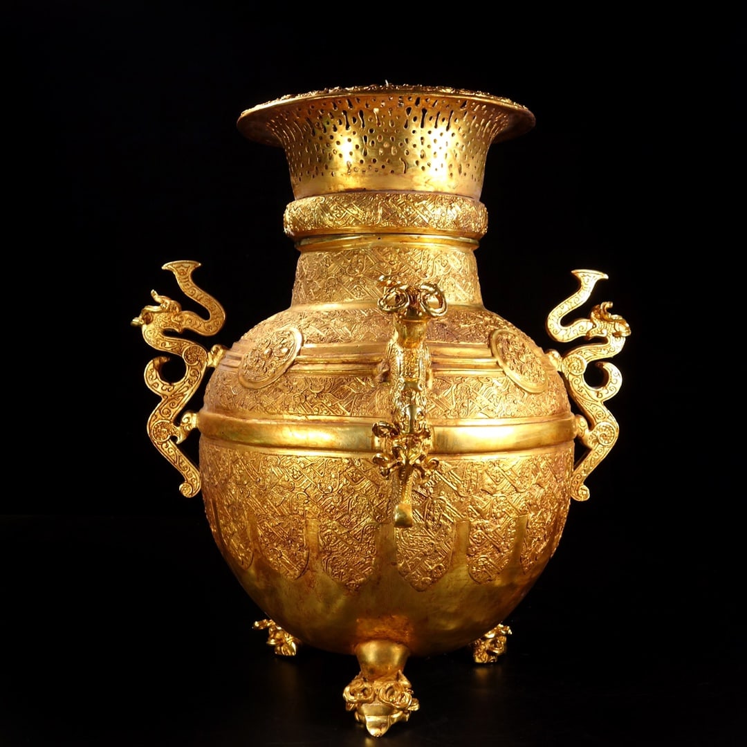 An Exquisite Gilt Bronze Vase: An Exquisite Gilt Bronze Vase Han Dynasty, China Size:16.1inx13.8in Weight:8406g铜鎏金装酒器具 中国汉代 Size:41cmx35cm Weight:8406g