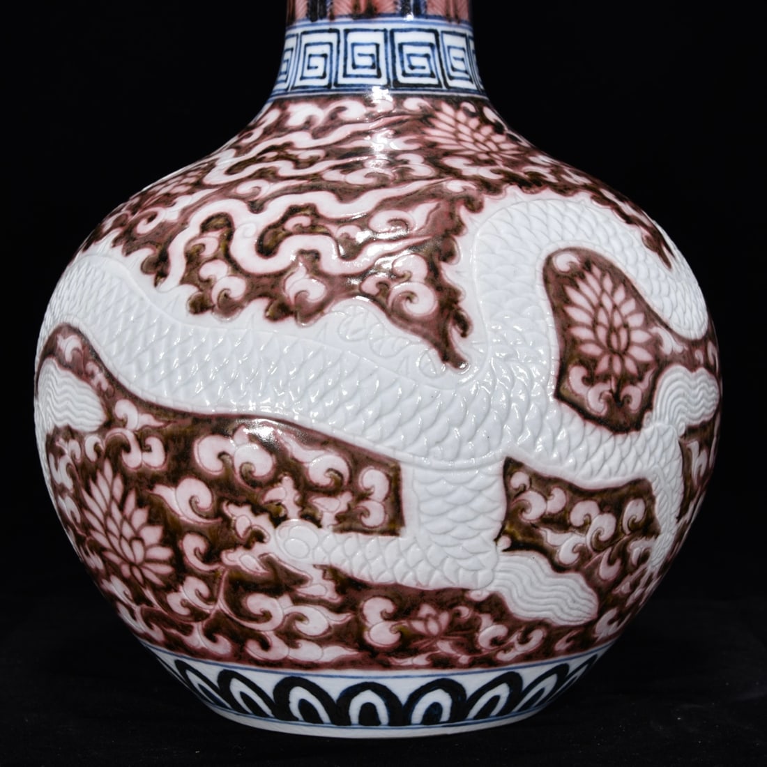 An Exquisite Underglaze-Red Dragon Pattern Lotus Pattern Vase - 7
