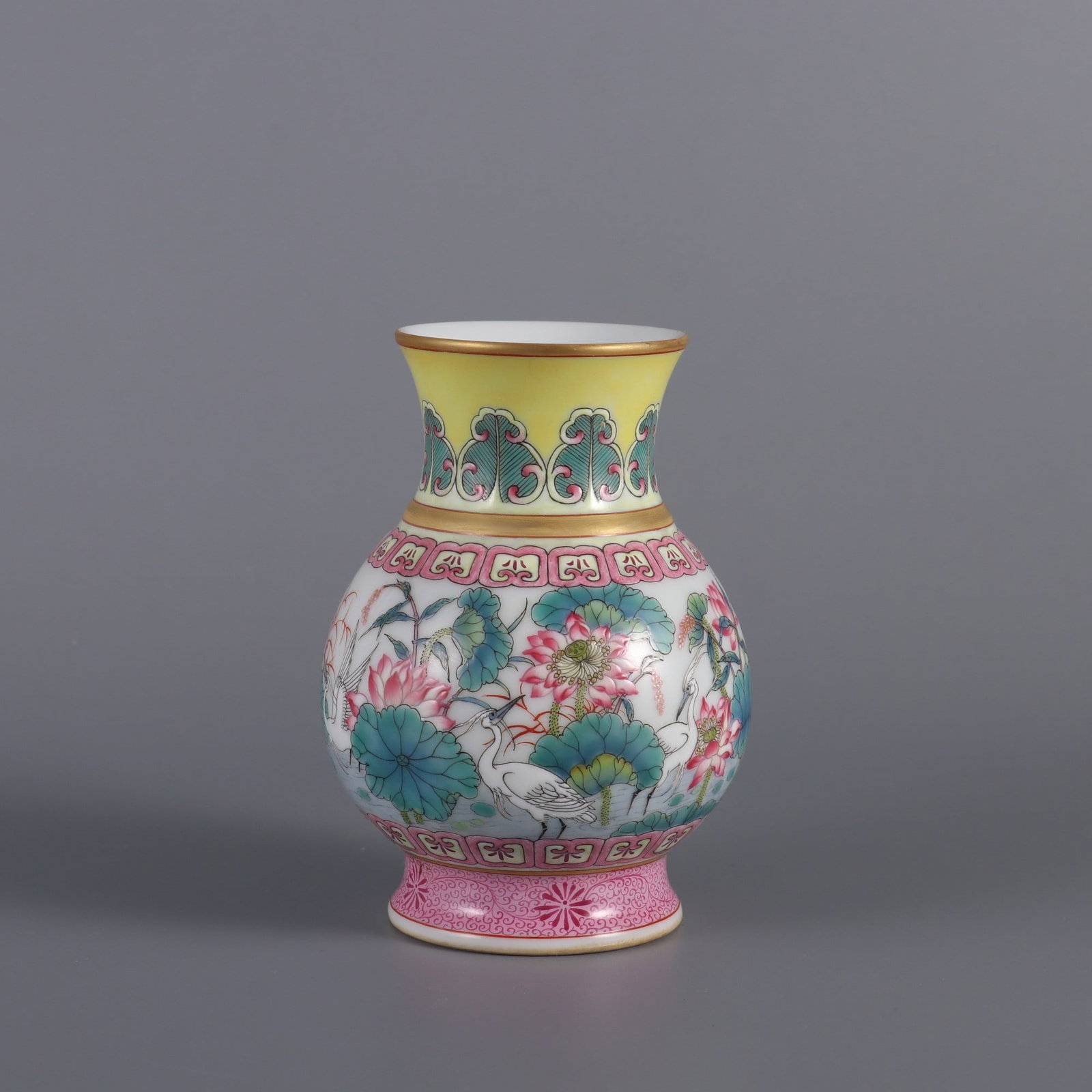 An Exquisite Enamel Flower and Bird Pattern Vase: An Exquisite Enamel Flower and Bird Pattern Vase Qing Dynasty, China Yongzheng Four-character Mark Size:4.5inx3.1in珐琅彩一鹭莲升渣斗