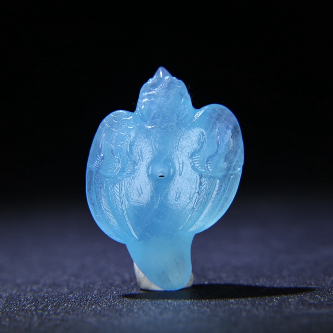 An Exquisite Aquamarine Bird Pendant: An Exquisite Aquamarine Bird Pendant Han Dynasty, China Size:1.9inx1.3inx0.7in Weight:24g海蓝宝鸟挂件 中国汉代 Size:4.8cmx3.4cmx1.7cm Weight