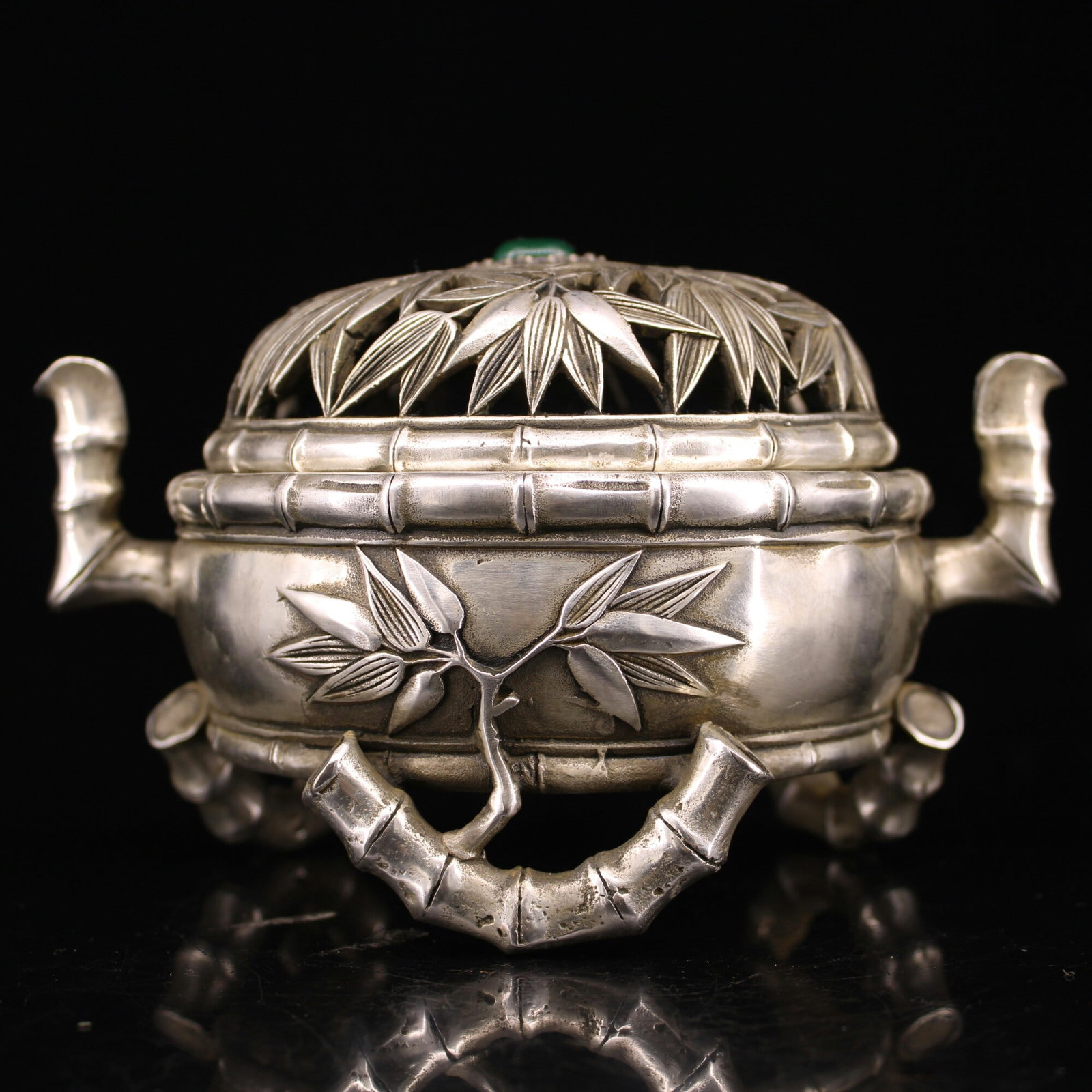 An Exquisite Gilt-silvered Bronze Inlaid Gems Bamboo Pattern Double-Ears and Tripod Censer: An Exquisite Gilt-silvered Bronze Inlaid Gems Bamboo Pattern Double-Ears and Tripod Censer Han Dynasty, China Size:3.7inx6.3in Weight:989g铜鎏银嵌宝石竹഍