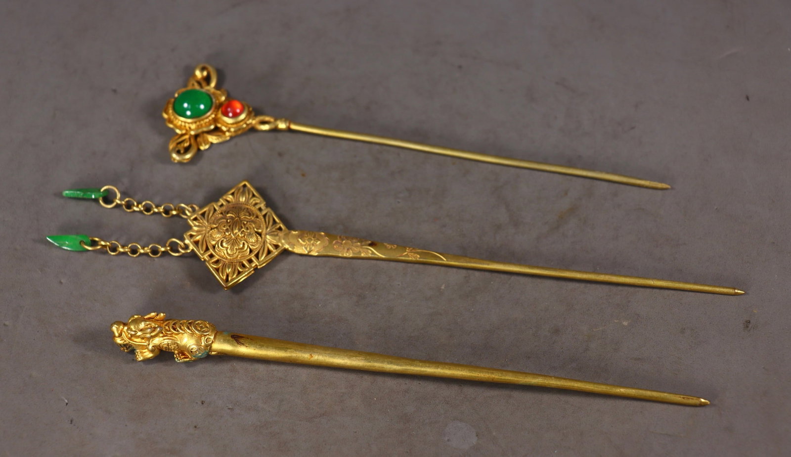 An Exquisite Gilt Bronze Inlaid Gems Hairpin: An Exquisite Gilt Bronze Inlaid Gems Hairpin Qing Dynasty, China Size:0.6inx7.9inx0.6in Size:0.4inx7.1inx1.8in Weight:106g铜鎏金镶嵌宝石发簪 È