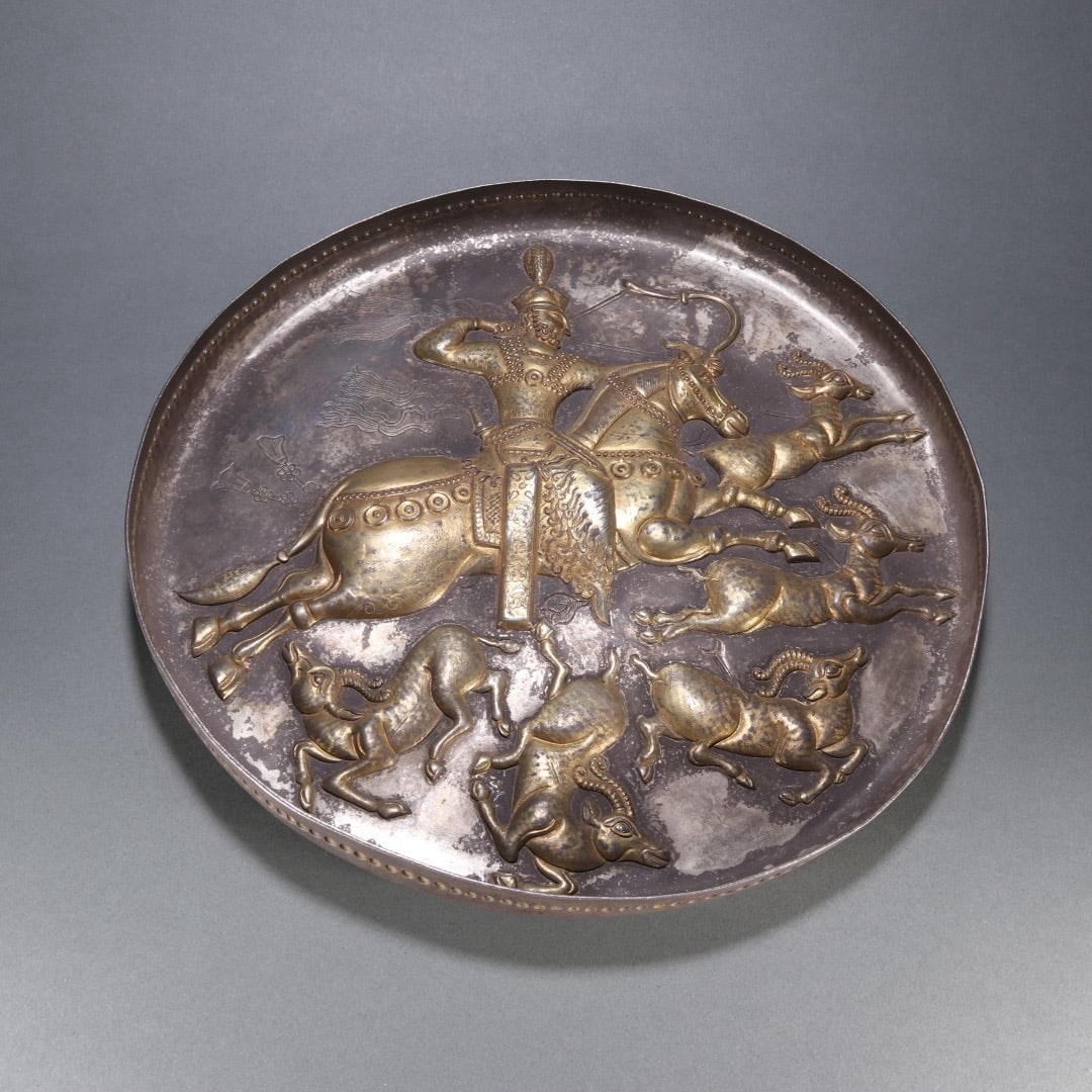 An Exquisite Gilt Silver Hunting Pattern Plate: An Exquisite Gilt Silver Hunting Pattern Plate Qing Dynasty, China Size:0.9inx12in银鎏金狩猎图赏盘 中国清代 Size:2.3cmx30.5cm