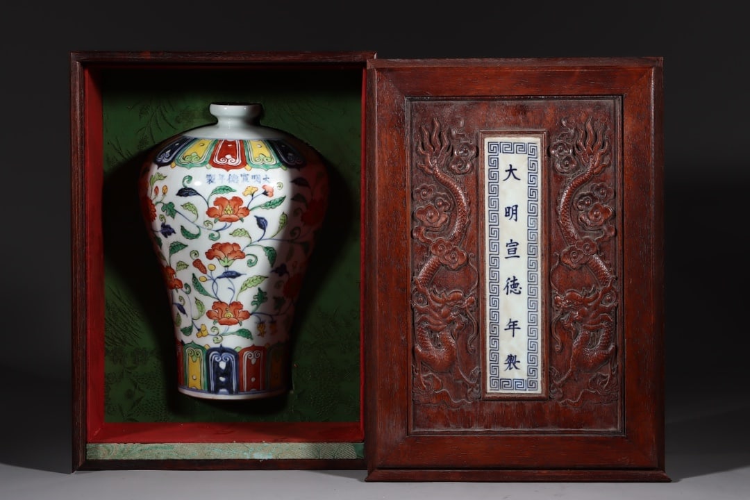 An Exquisite Wucai Lotus Pattern Vase (1 of 9)