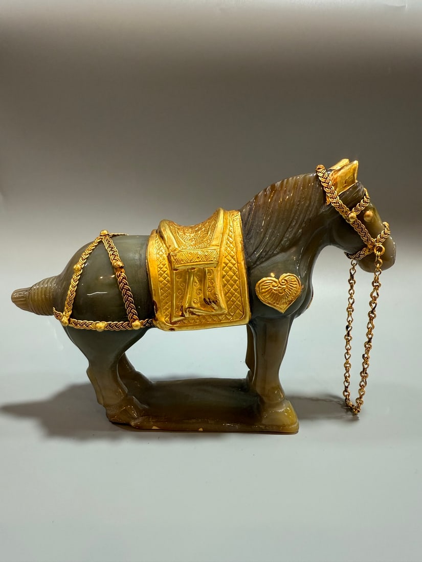 An Exquisite Agate Cover with Gold Horse Ornament (1 of 10)