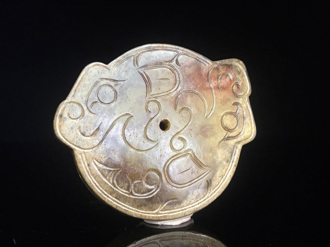 An Exquisite White Jade Dragon Pattern Pendant: An Exquisite White Jade Dragon Pattern Pendant S.Zhou , China Size:3.3inx2.8inx0.4in Weight:98g白玉龙纹佩 商周时期 Size:8.4cmx7.0cmx1.0cm