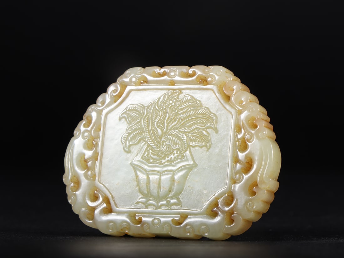 An Exquisite White Jade Flower Pattern Pendant: An Exquisite White Jade Flower Pattern Pendant Qing Dynasty, China Size:2.5inx1.8inx0.3in Weight:47g白玉玉佩 中国清代 Size:6.3cmx4.6cmx0.7cm Weight:47g