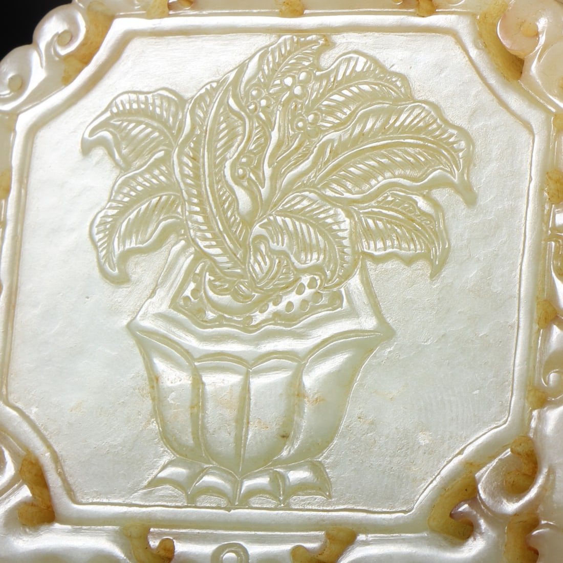 An Exquisite White Jade Flower Pattern Pendant - 3