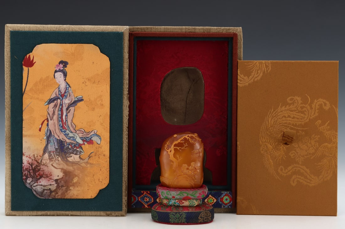 An Exquisite Tianhuang Stone Rockery Ornament: An Exquisite Tianhuang Stone Rockery Ornament Qing Dynasty, China Size:1.6inx0.9inx2.2in Weight:92.5g田黄石山子摆件 中国清代
