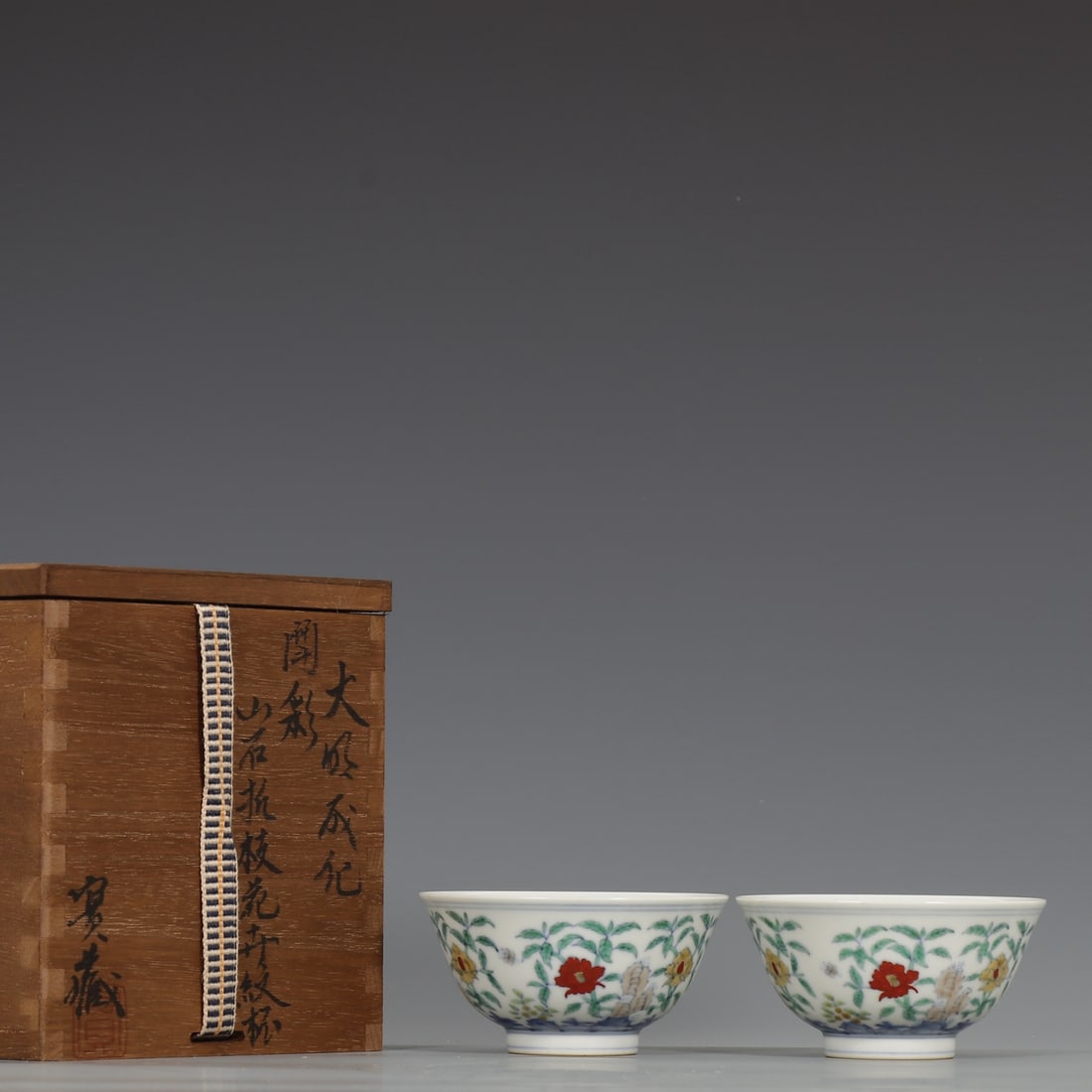 A Pair of Exquisite Doucai Flower Pattern Cup: A Pair of Exquisite Doucai Flower Pattern Cup Ming Dynasty, China Chenghua Six-character Mark Size:1.8inx3.5in斗彩山石折枝花卉纹杯一&#
