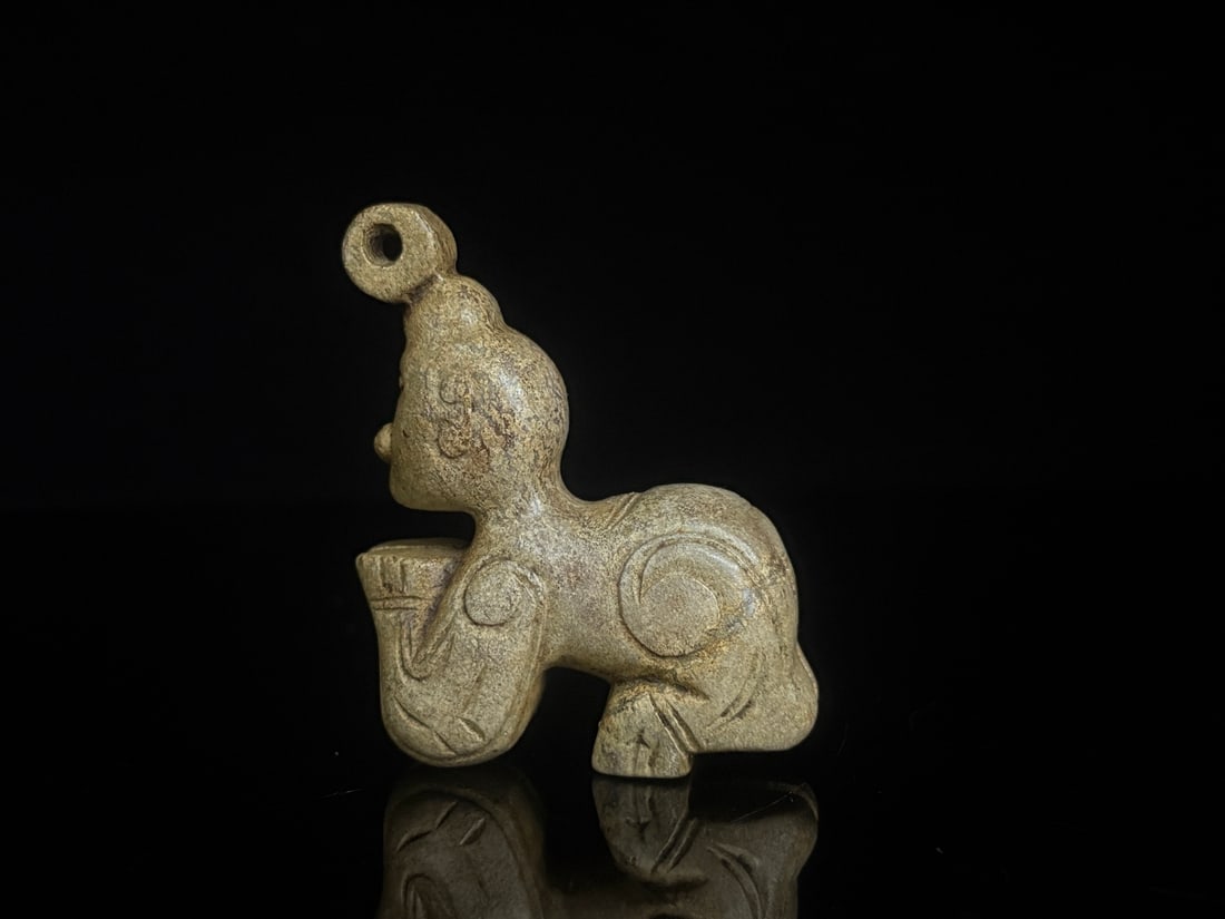 An Exquisite White Jade Auspicious Beast: An Exquisite White Jade Auspicious Beast Han Dynasty, China Size:2.4inx2inx0.9in Weight:63g白玉瑞兽 中国汉代 Size:6.0cmx5.0cmx2.2cm Weight:63g