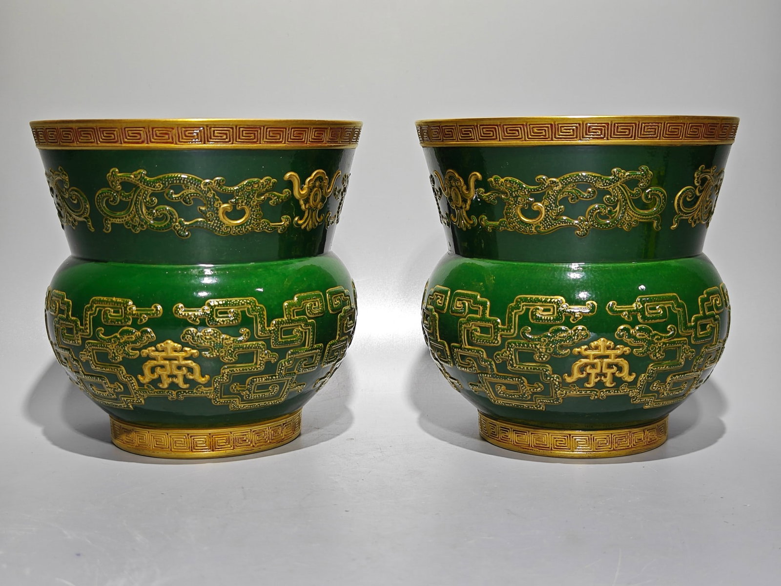 An Exquisite Green Glazed Dragon Pattern Vase: An Exquisite Green Glazed Dragon Pattern Vase Qing Dynasty, China Qianlong Six-character Mark Size:5.6inx5.6in祖母绿釉浮雕夔龙纹渣斗 &