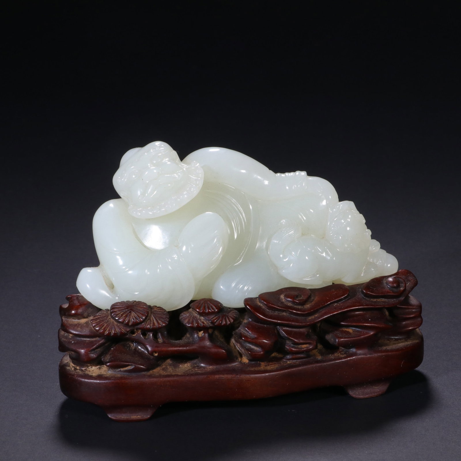 An Exquisite White Jade Figure Ornament: An Exquisite White Jade Figure Ornament Qing Dynasty, China Size:1.6inx3.9in Weight:160g白玉雕刻人物摆件 中国清代