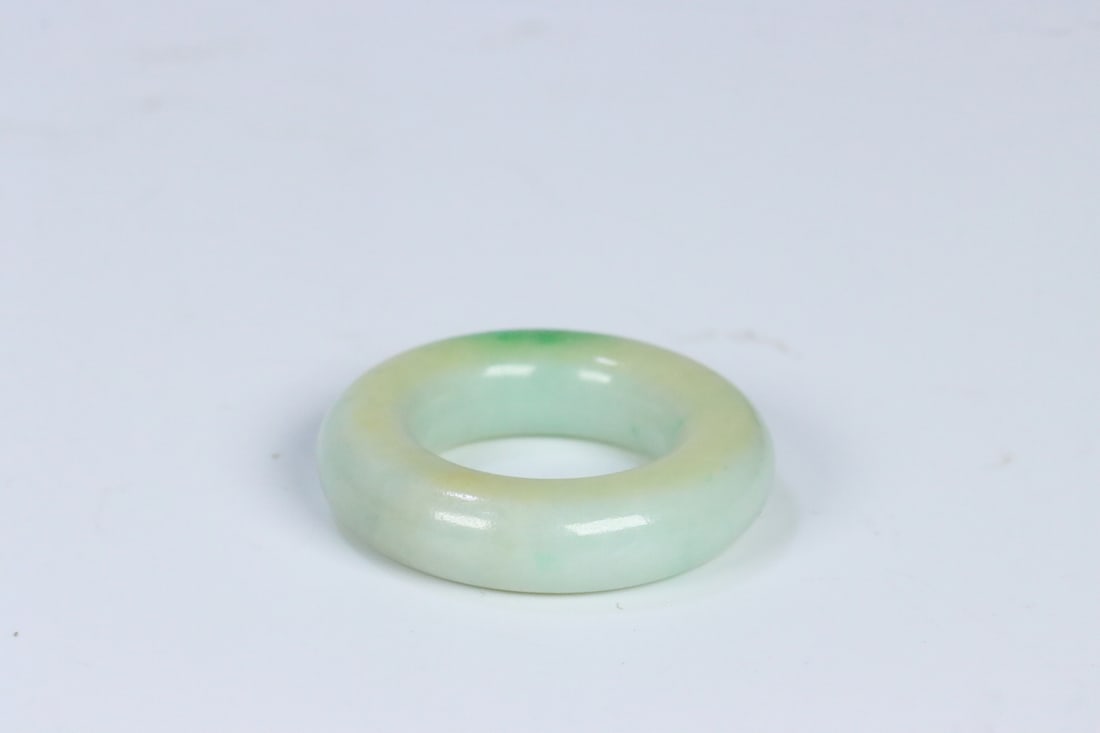 An Exquisite Jadeite Pendant - 10