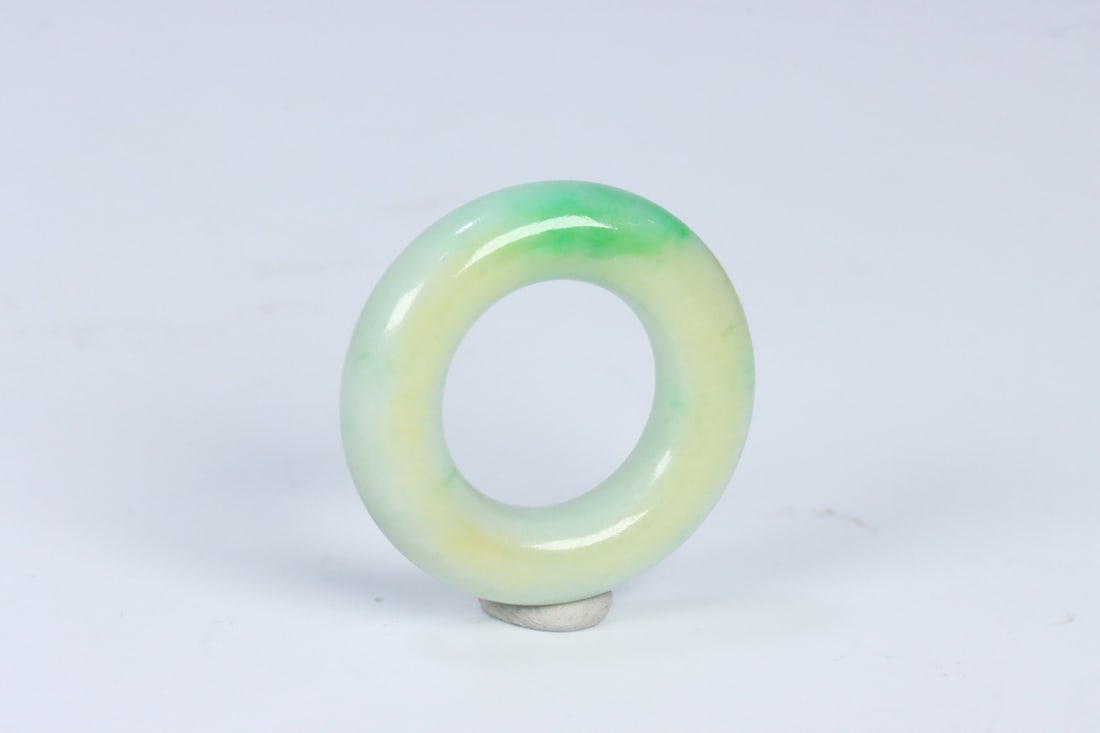 An Exquisite Jadeite Pendant - 2