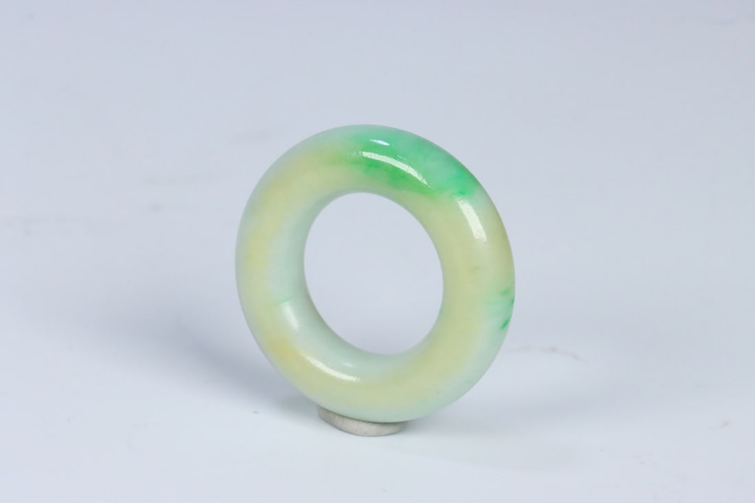 An Exquisite Jadeite Pendant - 3