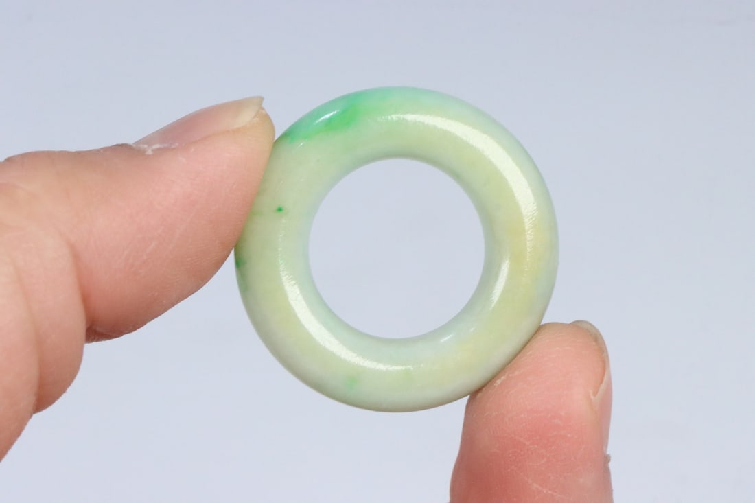 An Exquisite Jadeite Pendant - 7