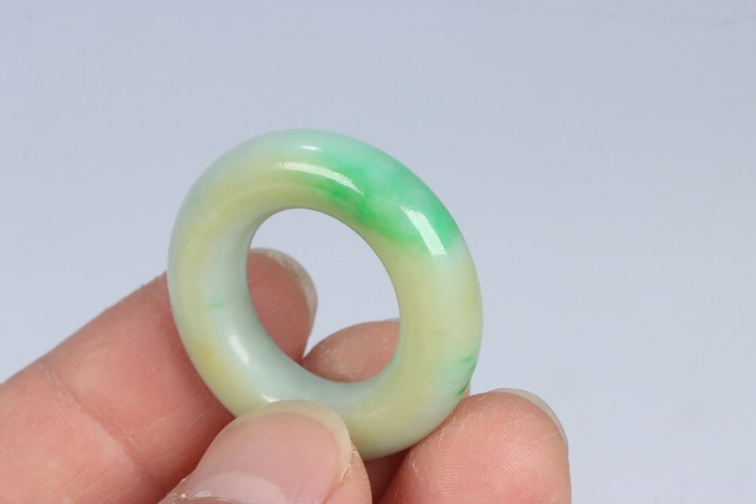 An Exquisite Jadeite Pendant - 9