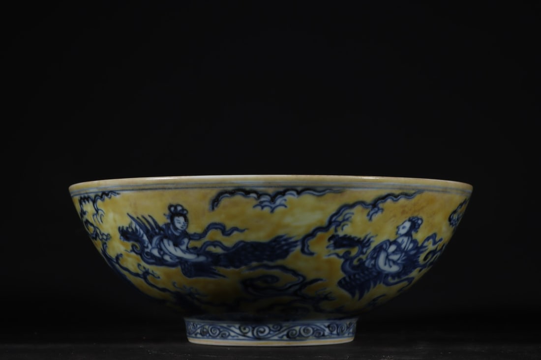 An Exquisite Blue and White Yellow Glazed Character and Story Pattern Bowl: An Exquisite Blue and White Yellow Glazed Character and Story Pattern Bowl Ming Dynasty, China Xuande Six-character Mark Size:3inx7.9in青花黄釉人物碗 中