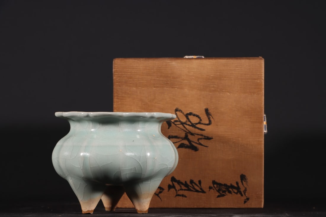 An Exquisite Guan yao Celadon Glazed Tripod Censer: An Exquisite Guan yao Celadon Glazed Tripod Censer Song Dynasty, China Size:2.8inx3.3in官窑青釉三足炉 中国宋代 Size:7cmx8.5cm