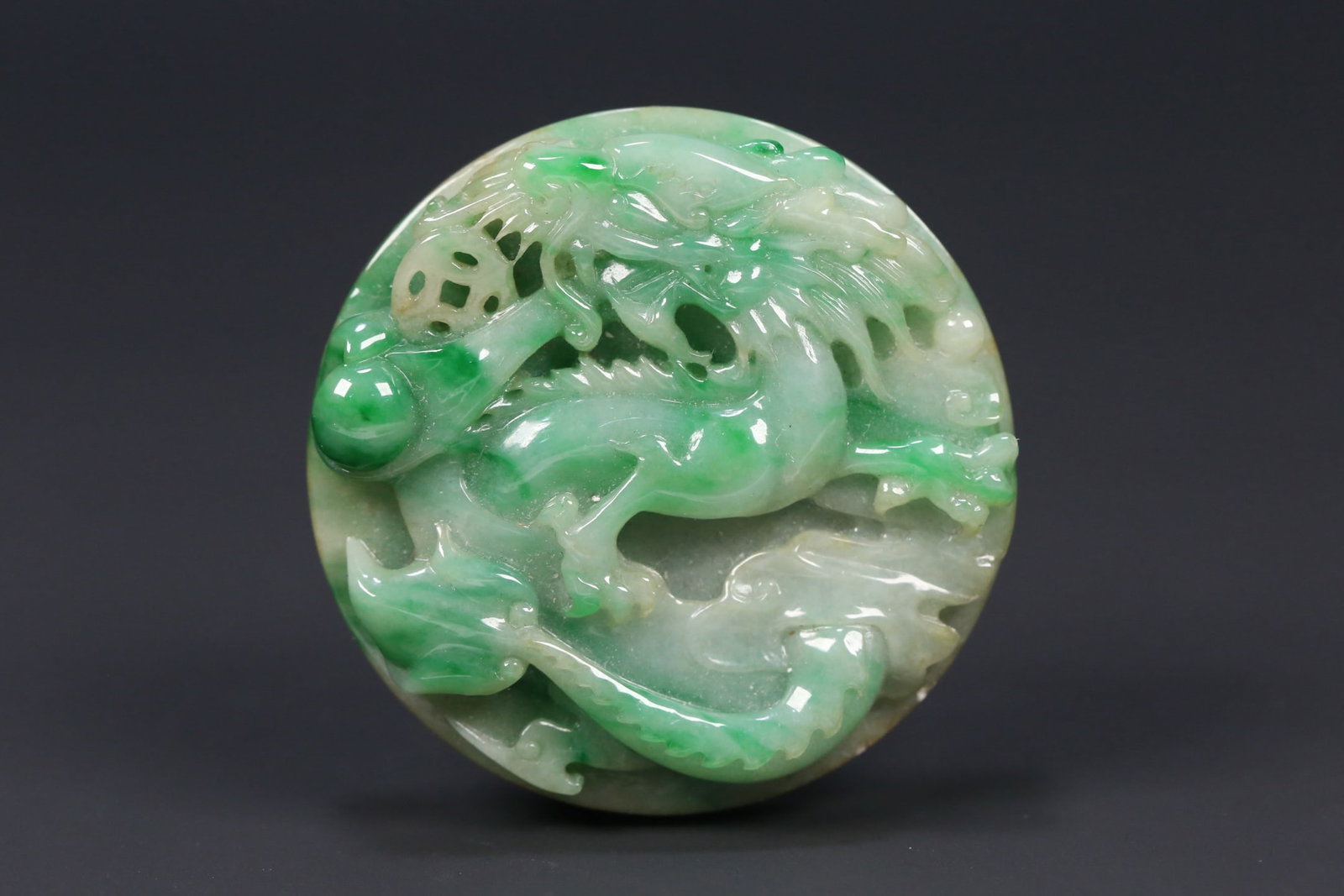 An Exquisite Jadeite Dragon Pattern Brand: An Exquisite Jadeite Dragon Pattern Brand Qing Dynasty, China Size:2inx0.5in Weight:67.4g翡翠龙纹牌 中国清代 Size:5.2cmx1.3cm Weight:67.4g