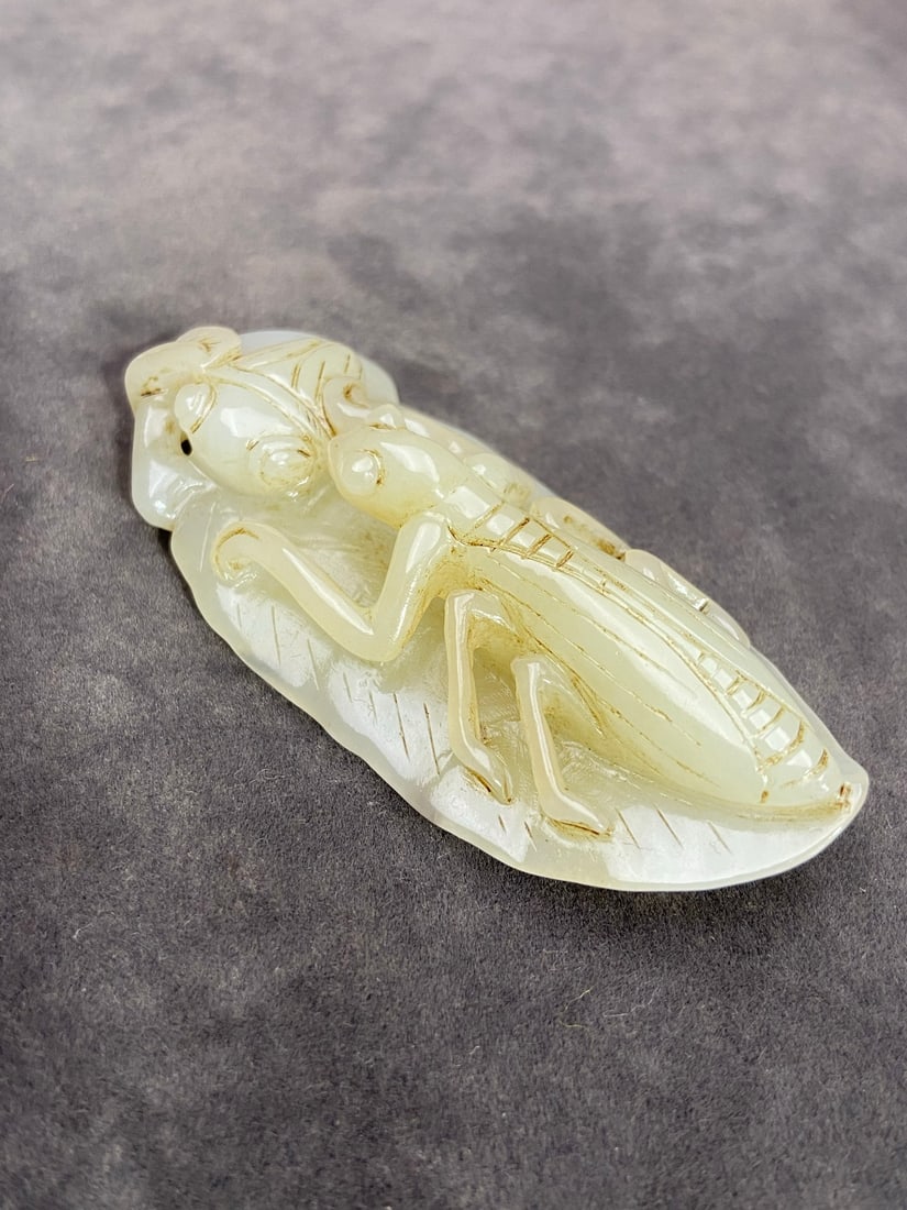An Exquisite White Jade Mantis Pendant: An Exquisite White Jade Mantis Pendant Qing Dynasty, China Size:83mmx37mmx15.8mm Weight:53g白玉螳螂捕蝉一夜成名挂件