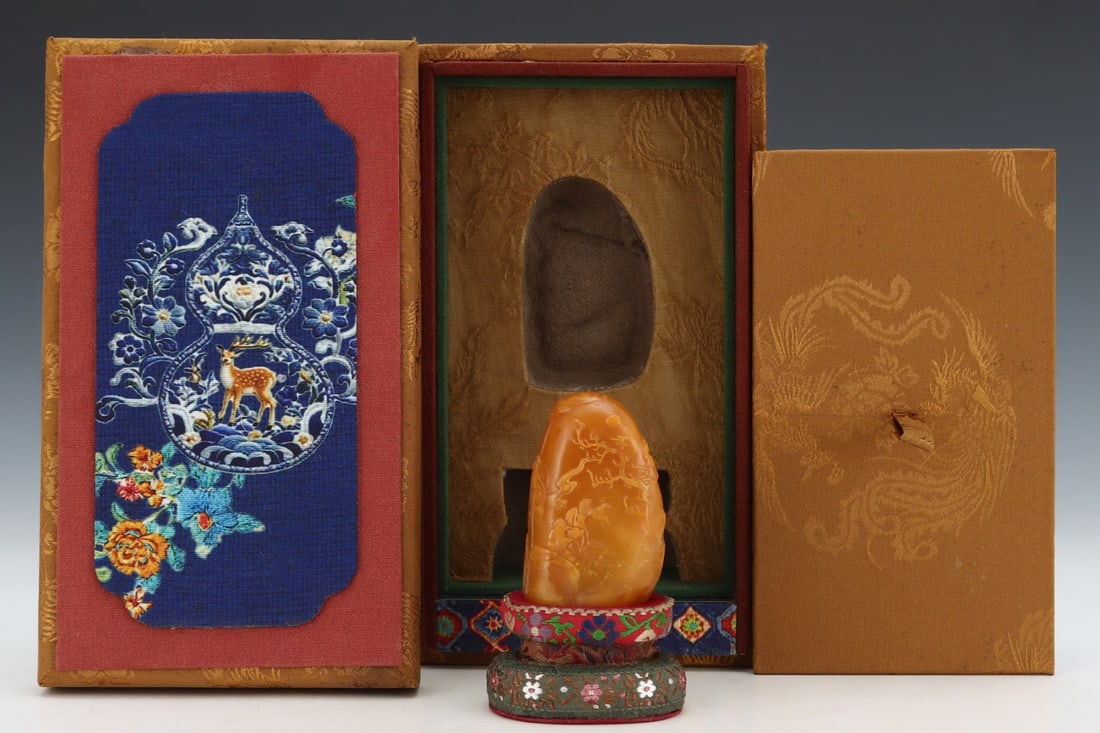An Exquisite Tianhuang Stone Rockery Ornament: An Exquisite Tianhuang Stone Rockery Ornament Qing Dynasty, China Size:1.6inx0.9inx2.6in Weight:103.5g田黄石山子摆件 中国清代 Size:4cm