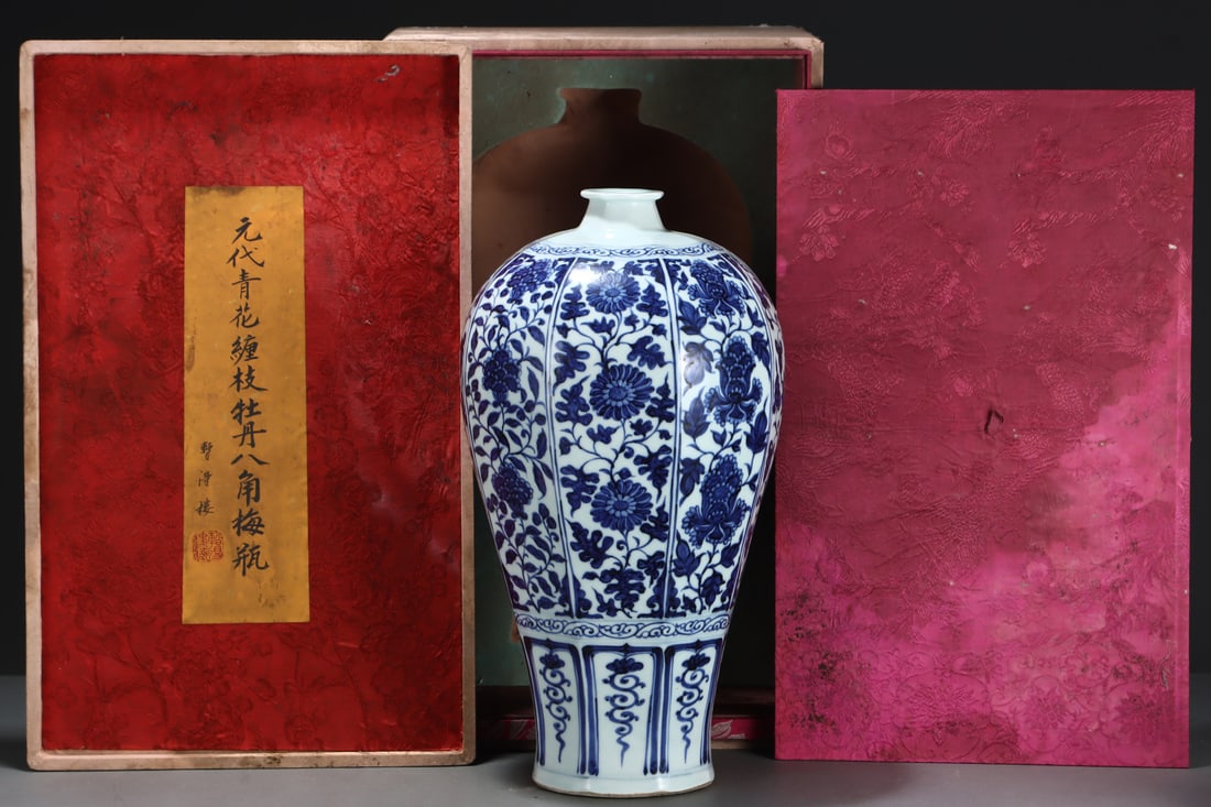 An Exquisite Blue and White Flower Pattern Vase: An Exquisite Blue and White Flower Pattern Vase Yuan Dynasty, China Size:18.3inx10in青花缠枝牡丹八角梅瓶 中国元代 Si