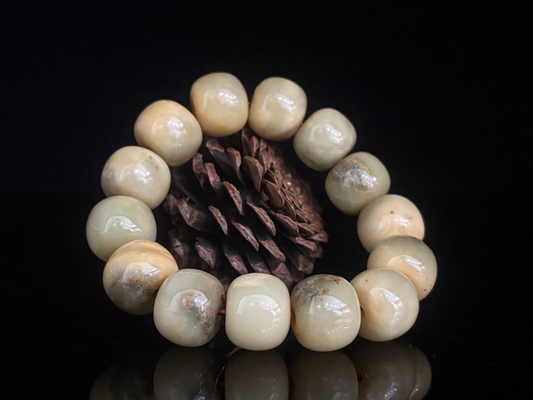 An Exquisite White Jade Bracelets: An Exquisite White Jade Bracelets Han Dynasty, China Size:0.7inx0.6in Weight:138g白玉手串 中国汉代 Size:1.8cmx1.4cm Weight:138g