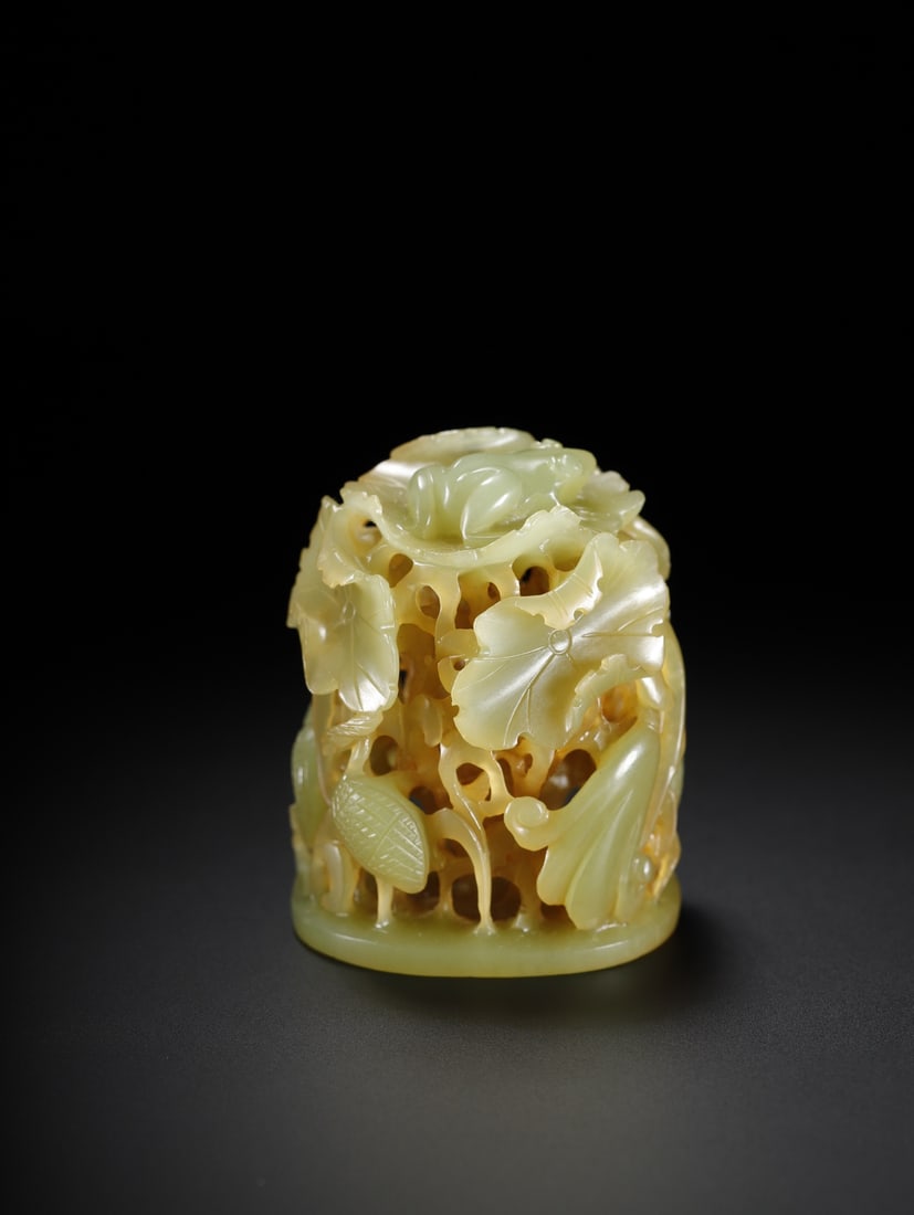 An Exquisite Yellow Jade Flower and Bird Pattern Ornament: An Exquisite Yellow Jade Flower and Bird Pattern Ornament Qing Dynasty, China Size:2.3inx1.8inx1.8in Weight:84g黄玉炉顶 中国清代 Size:5.8cmx4.6cmx4.5cm 
