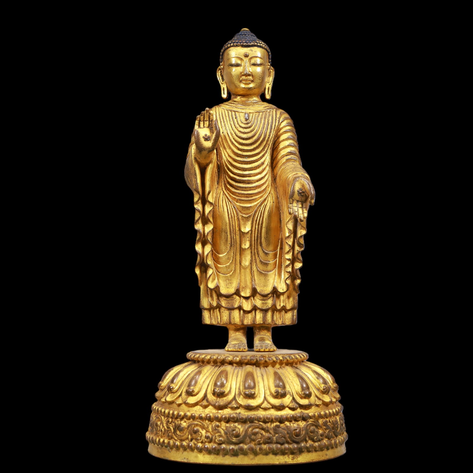 A Exquisite Gilt Bronze Statue of Sakyamuni: A Exquisite Gilt Bronze Statue of Sakyamuni Ming Dynasty, China Size:6.7inx15in Weight:4000g铜鎏金如来佛像 中国明代 Size:17cmx38cm Wei