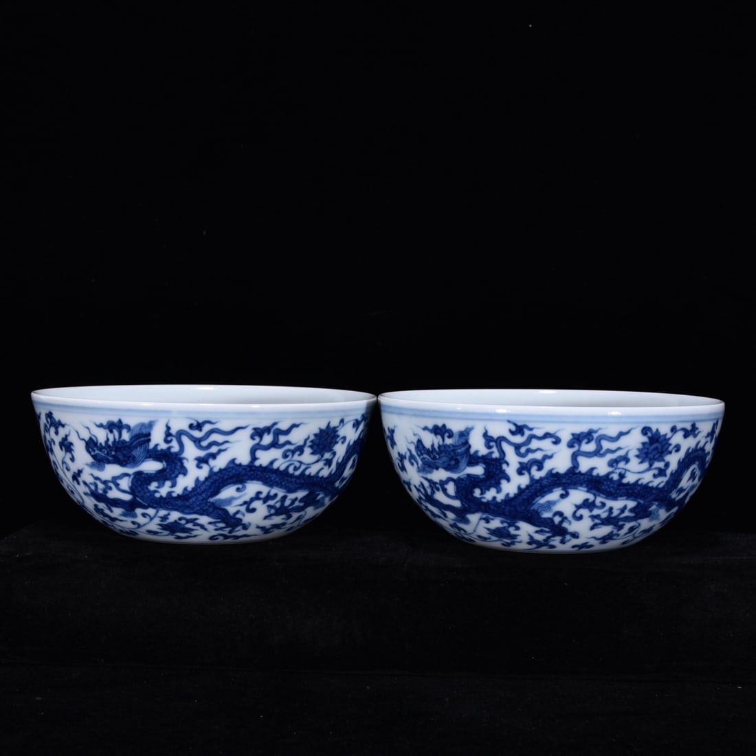 An Exquisite Blue and White Dragon Pattern Lotus Pattern Bowl: An Exquisite Blue and White Dragon Pattern Lotus Pattern Bowl Ming Dynasty, China Chenghua Six-character Mark Size:2.2inx5.3in青花龙纹卧足碗