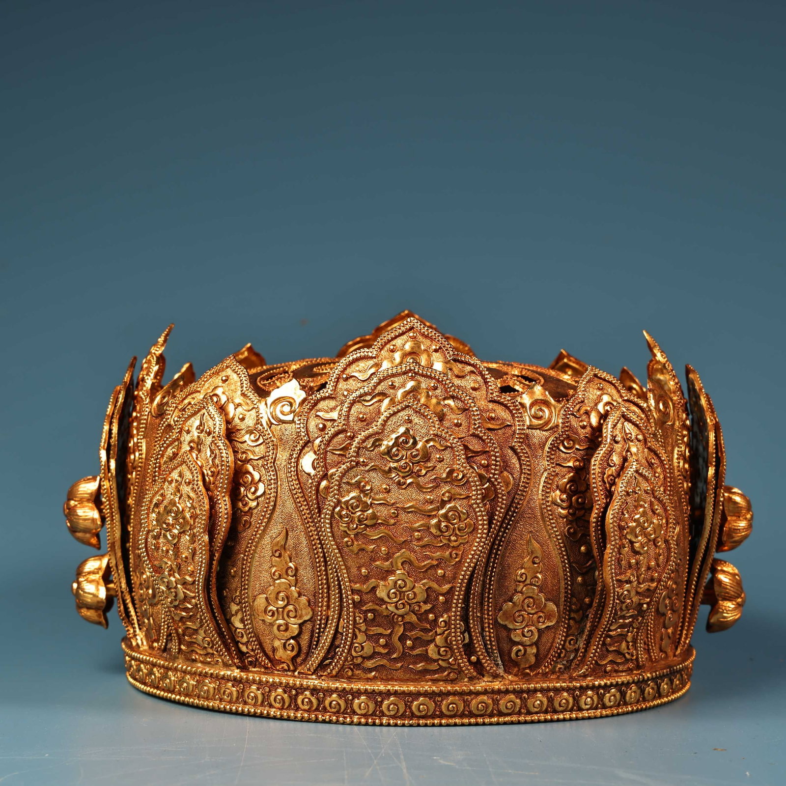 An Exquisite Gilt Bronze Hair Band: An Exquisite Gilt Bronze Hair Band Qing Dynasty, China Size:3.3inx6.3in Weight:300g铜鎏金发冠帽子 中国清代 Size:8.5cmx16cm Weight:300g