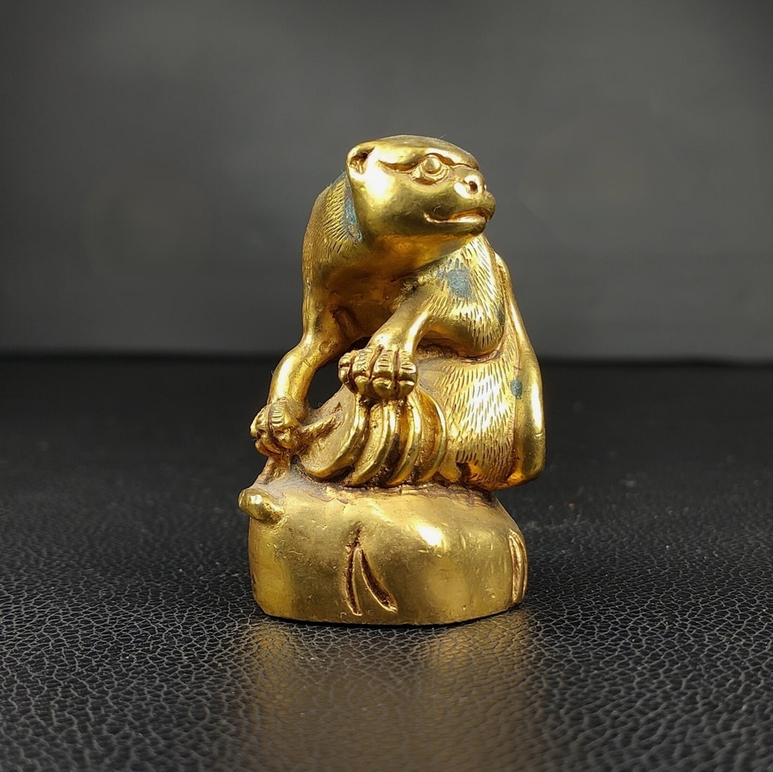 An Exquisite Gilt Bronze Auspicious Beast Paper Weight: An Exquisite Gilt Bronze Auspicious Beast Paper Weight Han Dynasty, China Size:2.4inx1.6in Weight:285g铜鎏金瑞兽天禄镇器