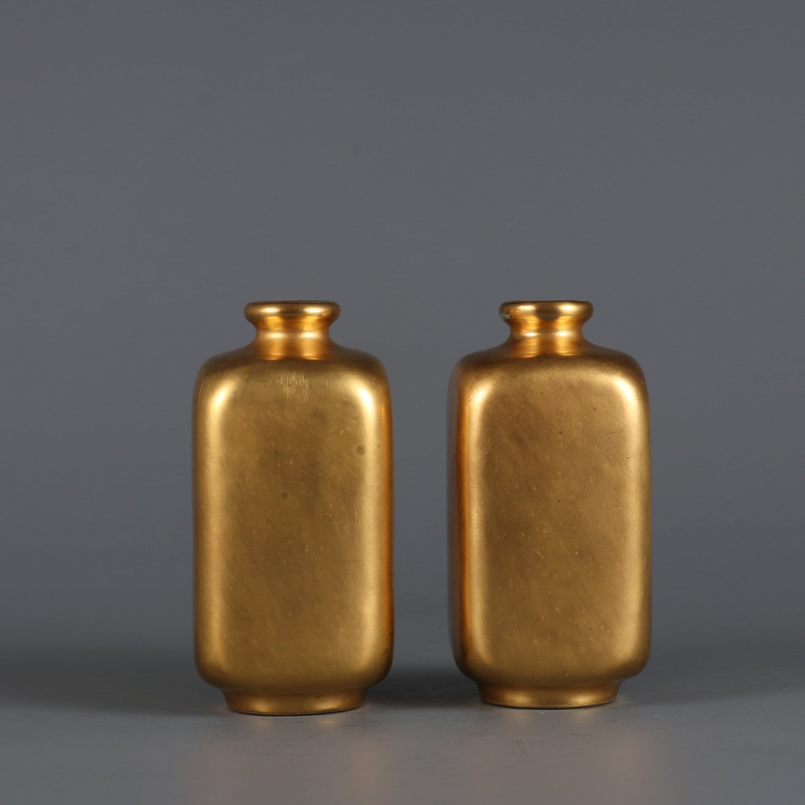 A Pair of Exquisite Gold Glaze Snuff Bottle: A Pair of Exquisite Gold Glaze Snuff Bottle Qing Dynasty, China Qianlong Four-character Mark Size:3inx1.4in鎏金四方鼻烟壶一对