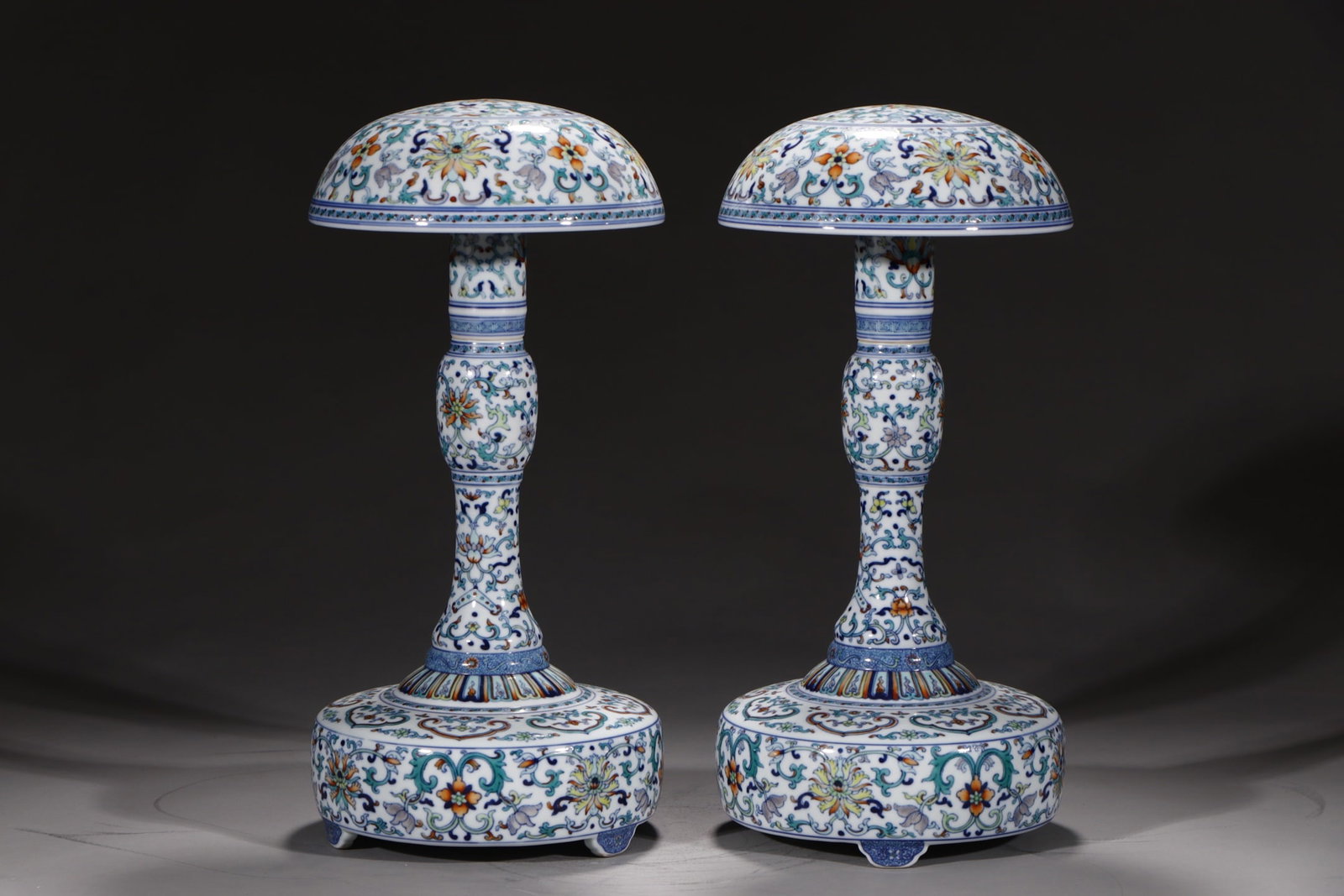 An Exquisite Blue and White Doucai Lotus Pattern Hatstand: An Exquisite Blue and White Doucai Lotus Pattern Hatstand Qing Dynasty, China Qianlong Six-character Mark Size:14.6in青花斗彩穿莲花卉官帽