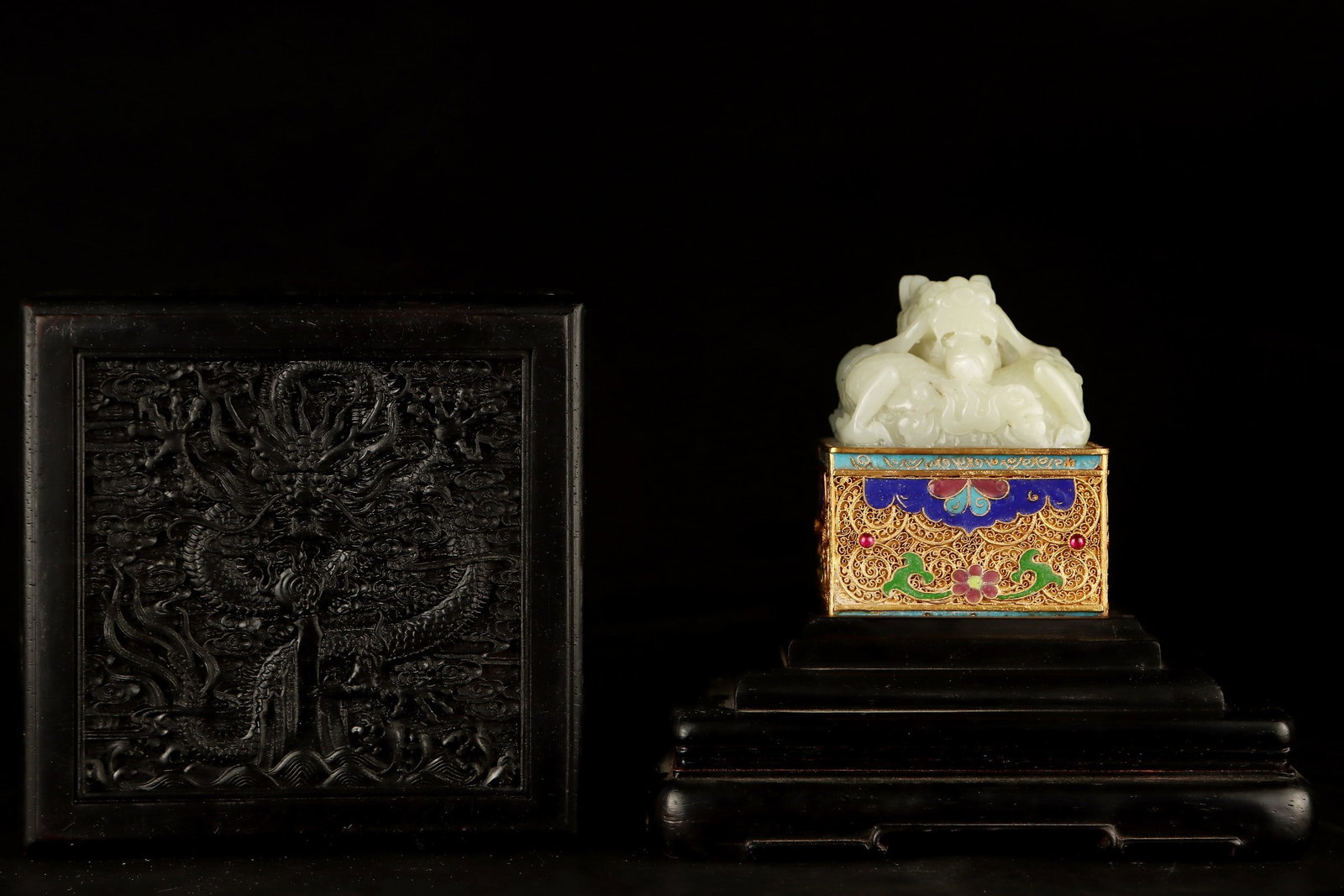 An Exquisite White Jade Cover with Gold Auspicious Beast Seal: An Exquisite White Jade Cover with Gold Auspicious Beast Seal Qing Dynasty, China Size:4.1inx3.1in Weight:1524g白玉包金镶嵌龙印章一枚 