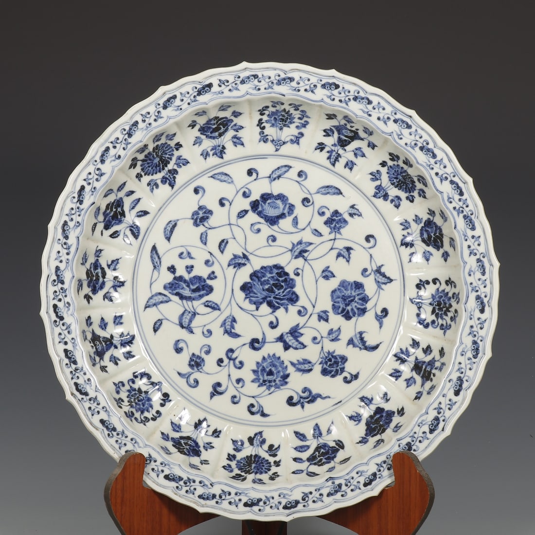 An Exquisite Blue and White Lotus Pattern Flower Pattern Plate: An Exquisite Blue and White Lotus Pattern Flower Pattern Plate Ming Dynasty, China Size:2.8inx17.3in青花四季花卉纹莲花式大盘 