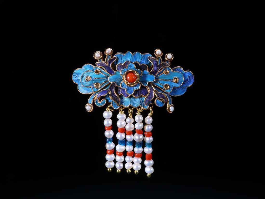 An Exquisite Gilt Bronze Inlaid Gems Necklace: An Exquisite Gilt Bronze Inlaid Gems Necklace Qing Dynasty, China Size:2.4inx2in铜鎏金嵌百宝胸针项链 中国清代